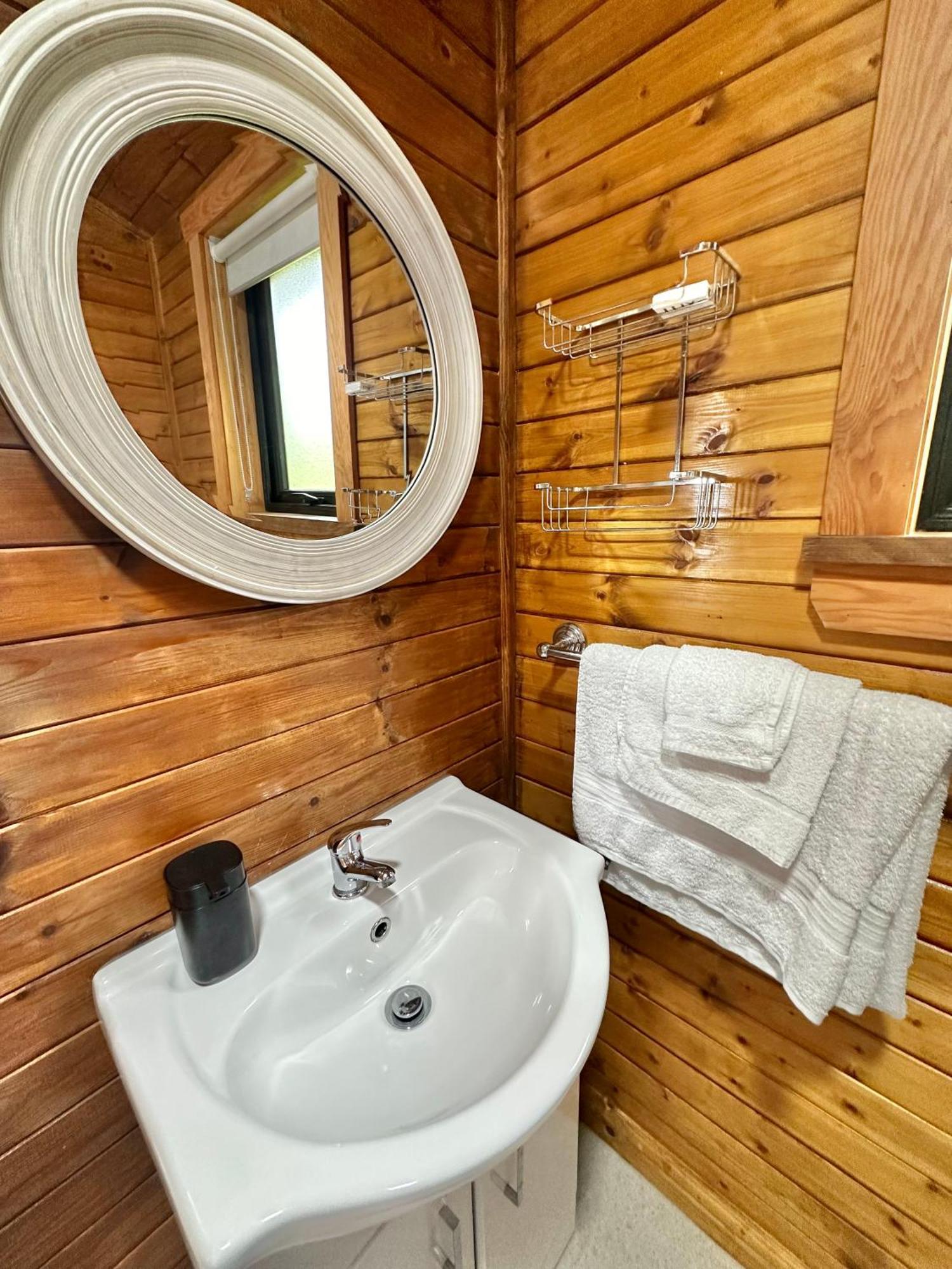 Cosy Portmor Log Cabin- Sea Views, Deck & Relaxation Malin Head Eksteriør billede
