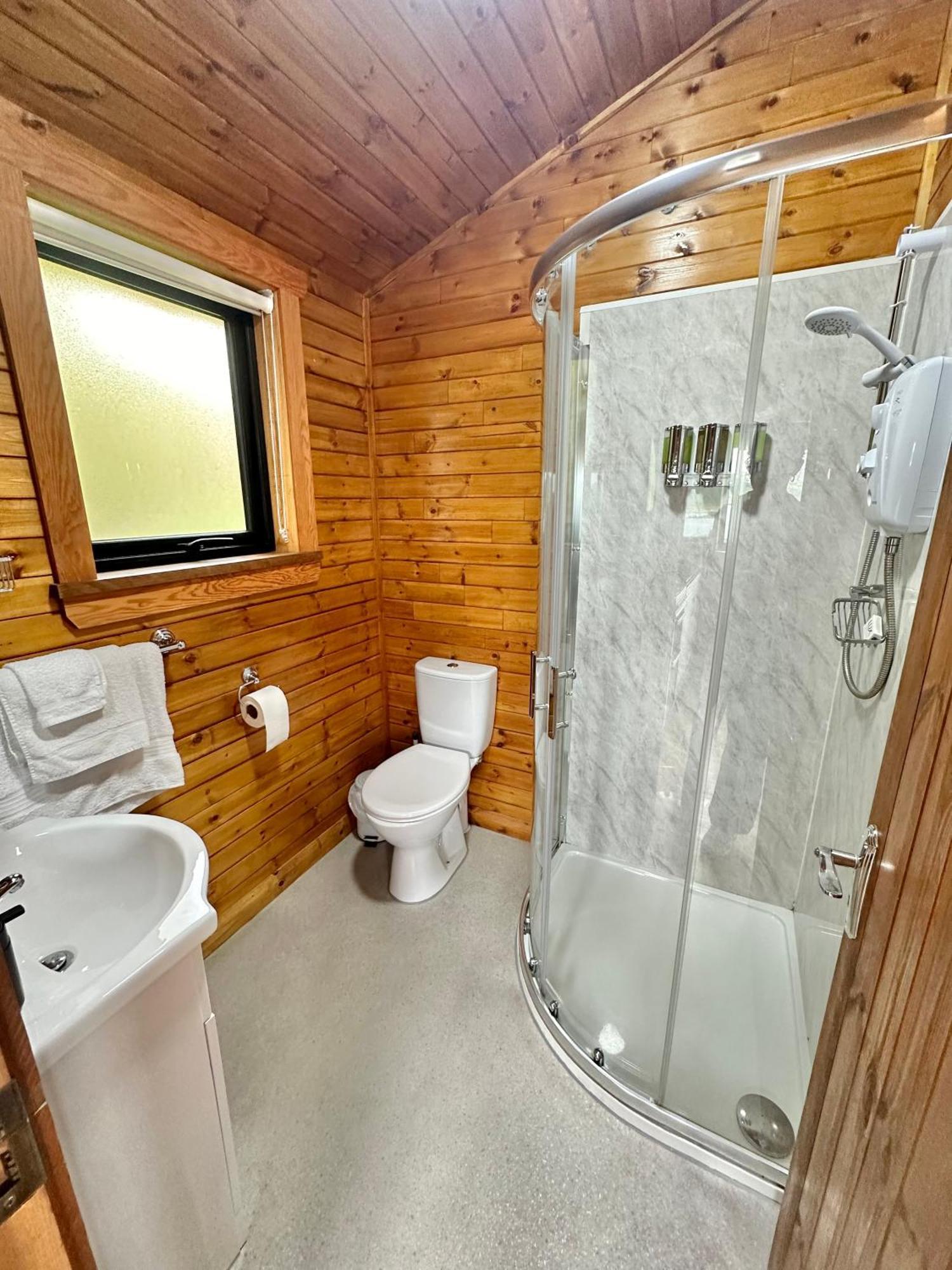 Cosy Portmor Log Cabin- Sea Views, Deck & Relaxation Malin Head Eksteriør billede