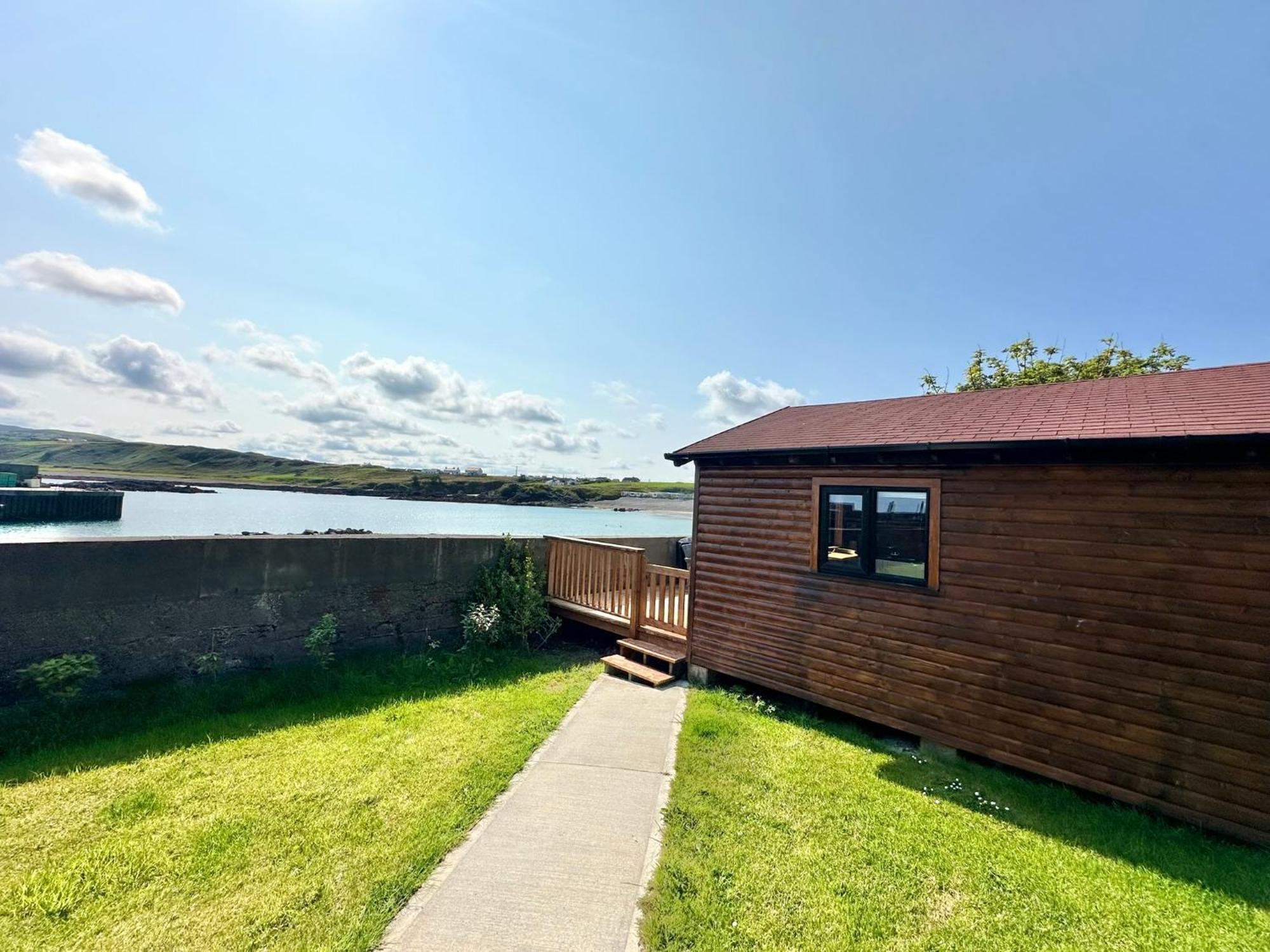 Cosy Portmor Log Cabin- Sea Views, Deck & Relaxation Malin Head Eksteriør billede